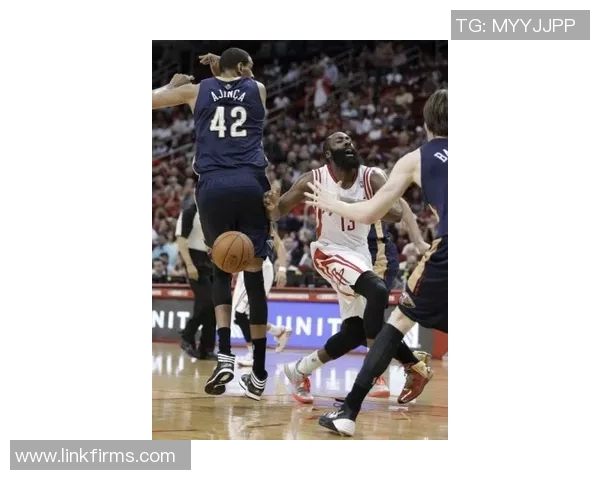 林书豪在NBA比赛中实现三双壮举，备受球迷和媒体称赞