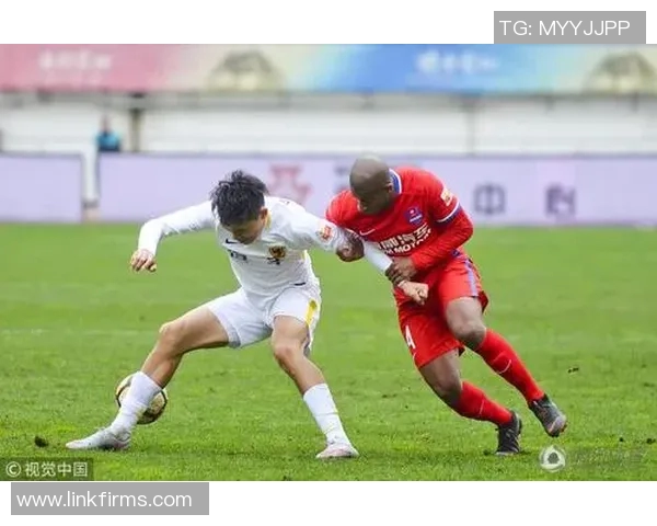 约翰-埃格伯努受伤下场，球队陷入困境：逆境中的勇气与希望